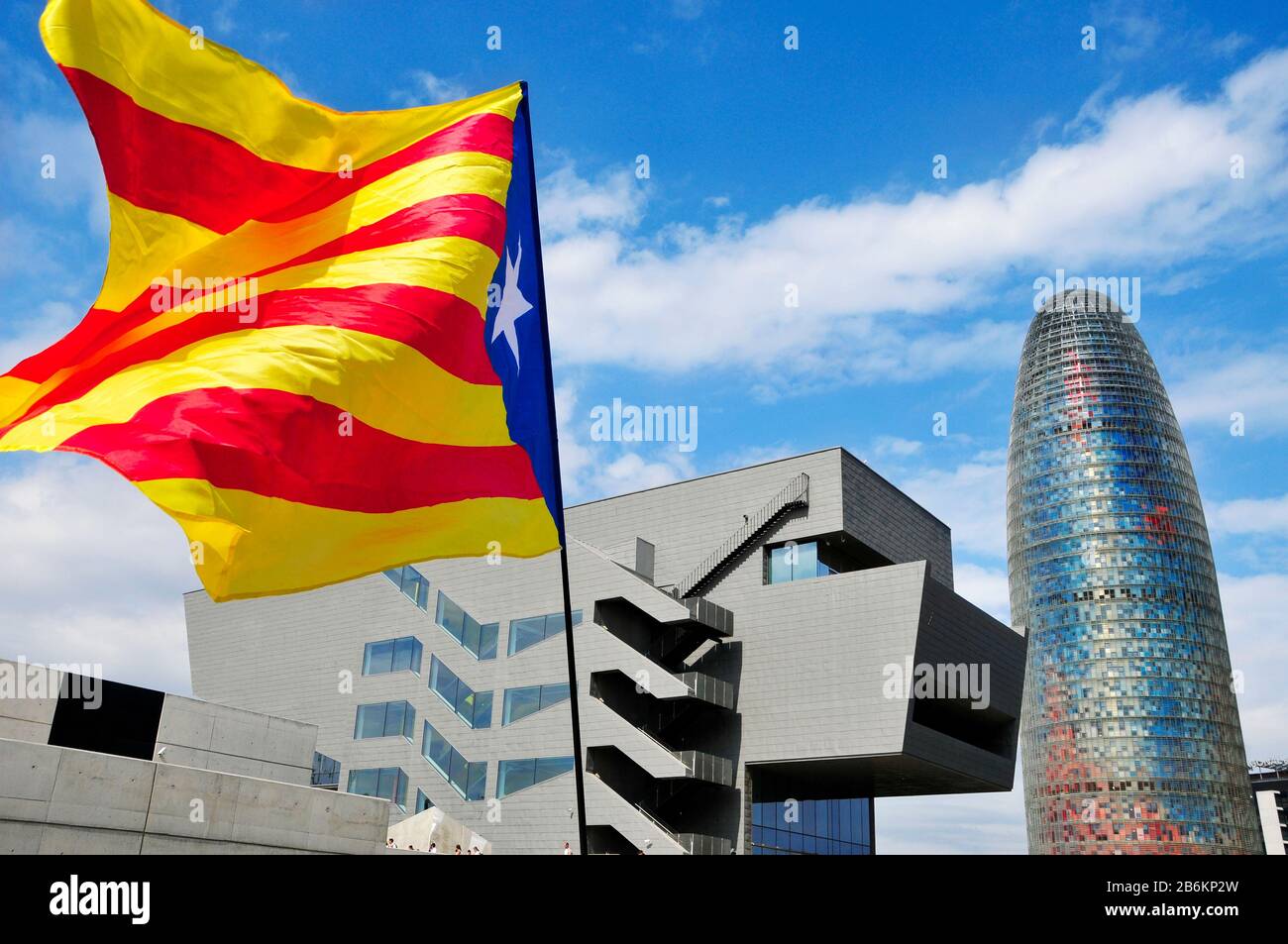 Barcelone, ESPAGNE - 11 SEPTEMBRE : un drapeau pro-indépendance avec la Tour Agbar en arrière-plan le 11 septembre 2015 à Barcelone, Espagne, pendant le Banque D'Images