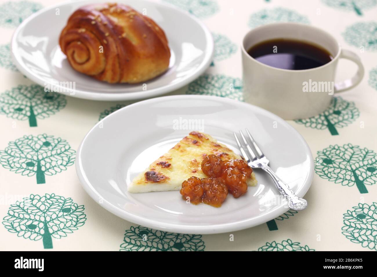 fromage frais finlandais fait maison (leipajuusto) avec confiture de mûres (lakkahillo), une tasse de café et de cannelle Banque D'Images