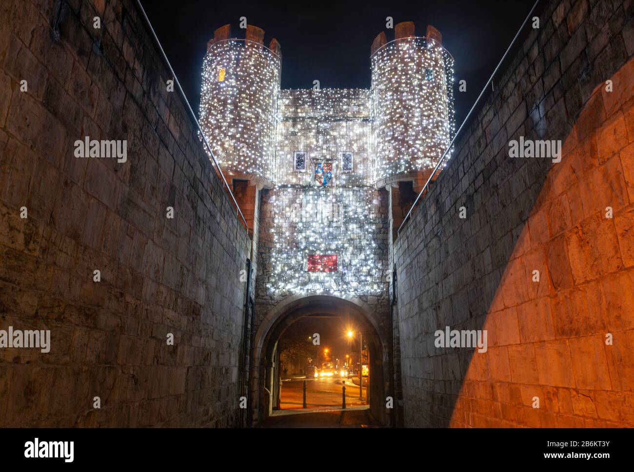 Lumières de Noël sur la tour de Walmgate Bar, York, vu de l'intérieur du barbican Banque D'Images