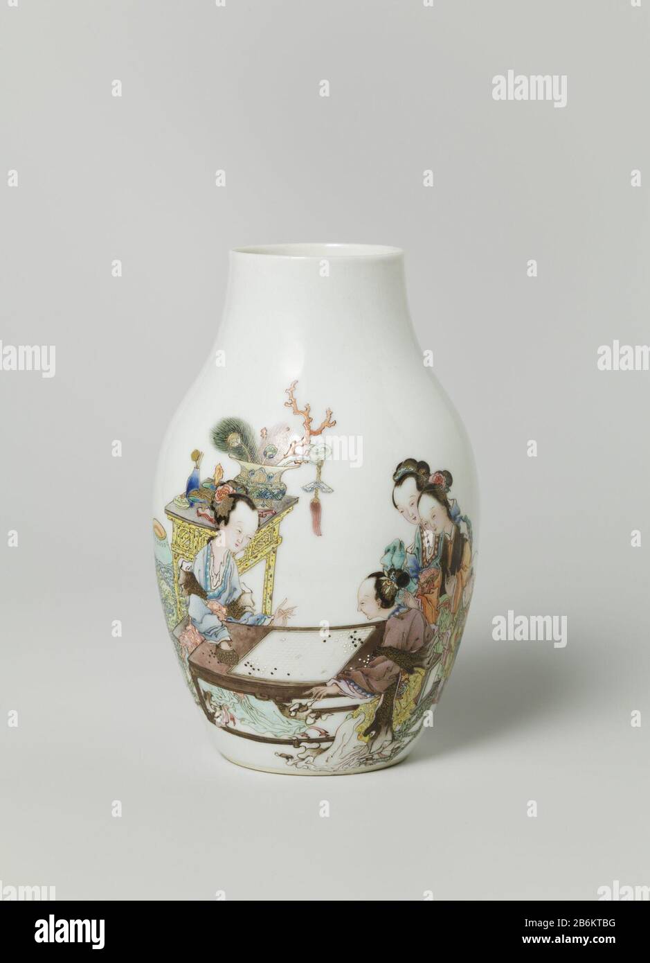 Vase en forme d'oeuf avec quatre femmes et deux enfants à une table avec une inscription Eivormige vaas van porseleein met wijde, korte nek, beschilderd op het glaçuur en blauw, rood, roze, groen, geel, paars, zwart en goud. Op de wand een tafereel van twee 'go' speelende dames aan een tafel met vier toeschouwers, twee dames en twee kinderen, naast de toeschouwers een bloemmenvaas, achter de speelende vrouwen een tafel met antiquiteiten (vaas met pauwenen, kornezneeren), kornekräuen. Op de andere zijde een inscriptions 'Afbeelding van een spel 'Go', ge Banque D'Images