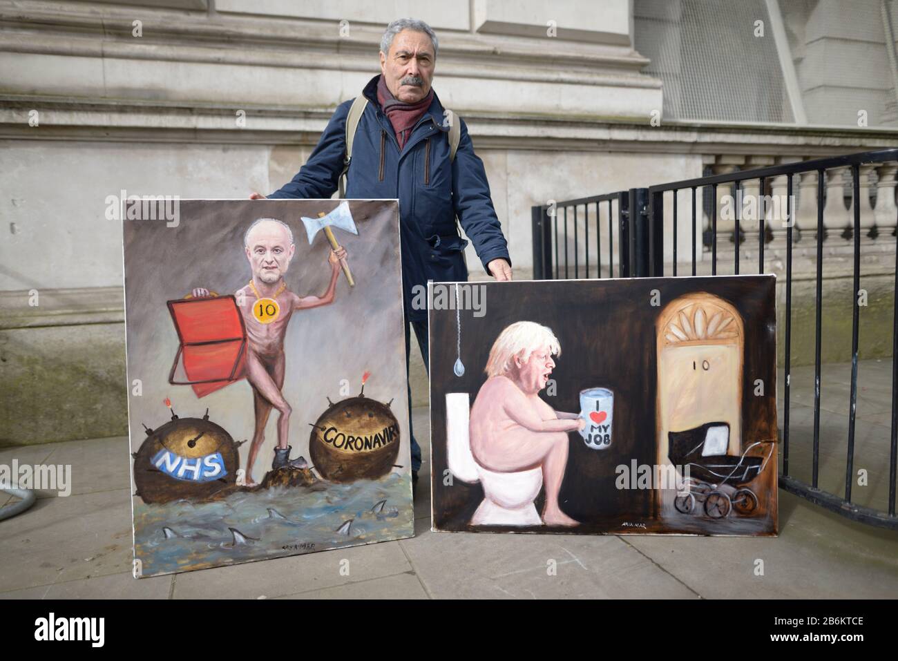 Londres, Royaume-Uni. 11 mars 2020. Le chancelier de l'Échiquier quitte la 11 Downing Street pour livrer son premier budget dans le contexte des problèmes sociaux et économiques croissants causés par l'épidémie de Coronavirus. L'artiste turc Kaya Mar avec deux de ses peintures aujourd'hui omniprésentes pour l'occasion. Crédit: Pjrfoto/Alay Live News Banque D'Images