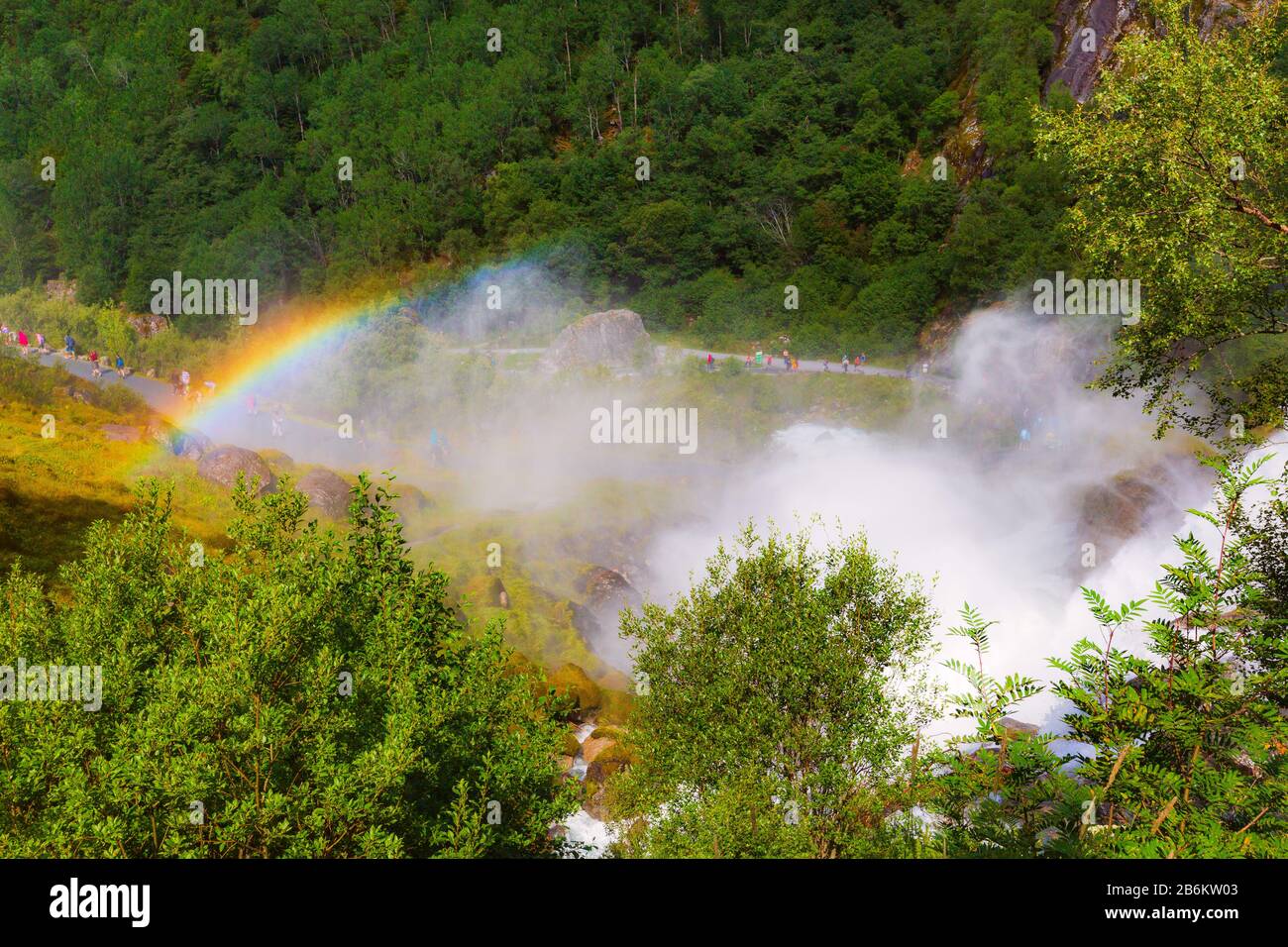 Cascade et arc-en-ciel sur la façon de Briksdalsbreen Glacier Briksdal ou dans les temps anciens, la Norvège et le vert des montagnes Banque D'Images