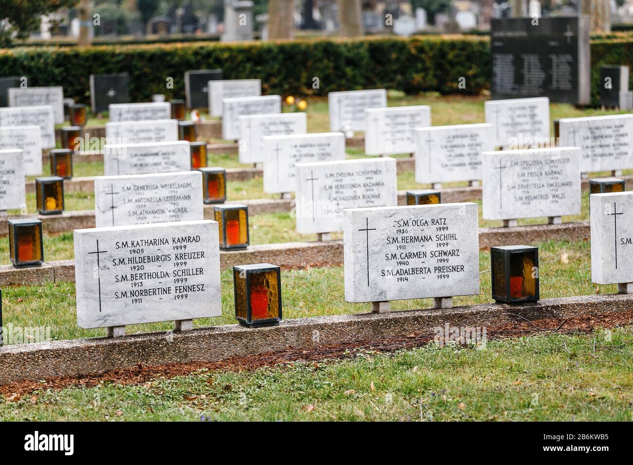 24 MARS 2017, VIENNE, AUTRICHE : cimetière militaire des soldats tombés dans le cimetière central de Vienne Banque D'Images