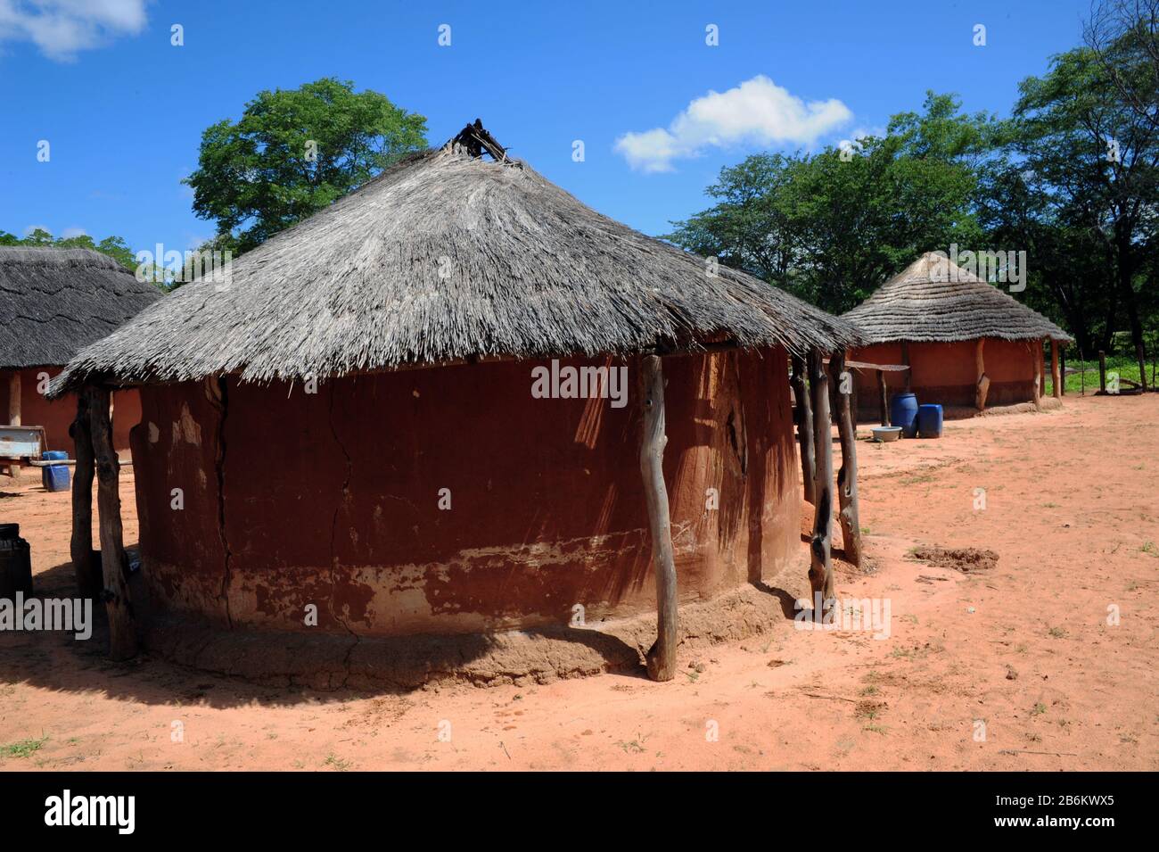 La vie quotidienne dans un village appartenant au groupe ethnique Matabele - ils appartiennent au peuple bantu (sécession de la tribu Zulu), pris le 02/19/2020 | usage dans le monde entier Banque D'Images