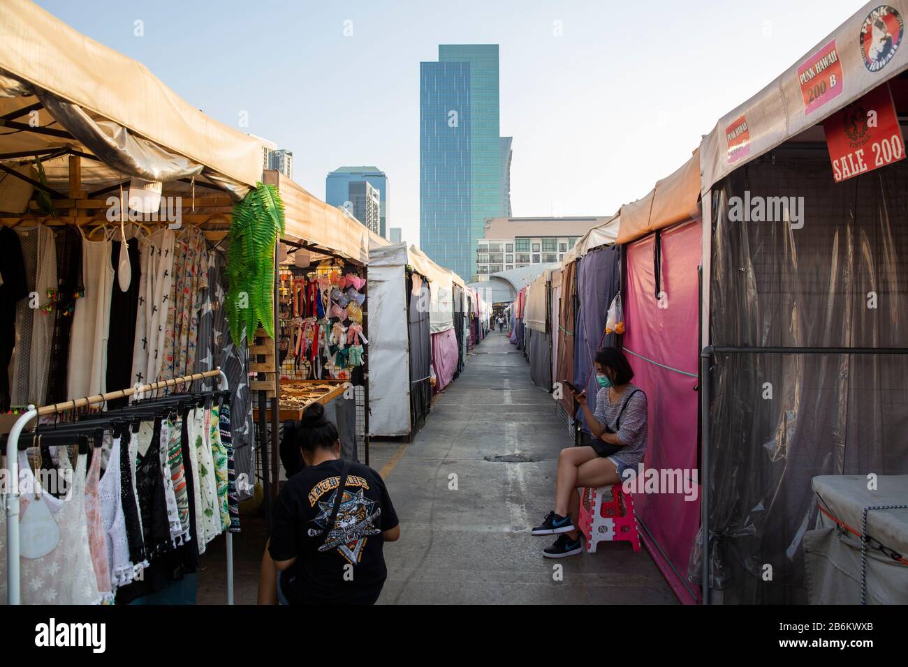 11 mars 2020, Bangkok, Thaïlande: Les gens sont vus sur le marché de Talad Rot Fai - normalement rempli de touristes et de locaux - à Bangkok, Thaïlande, 11 mars 2020. Les hôtels ont vu leurs revenus chuter de 44 pour cent, tandis que les personnes qui comptent sur les touristes, comme les guides touristiques et les chauffeurs de taxi, ont vu leurs revenus chuter de 60 pour cent. À ce jour, la Thaïlande a enregistré 59 cas de COVID-19, dont 34 ont récupéré et 1 seul est mort, mais au moins une poignée des patients restants sont en état critique. Les hôtels ont vu leurs revenus chuter de 44 pour cent, tandis que les particuliers W Banque D'Images