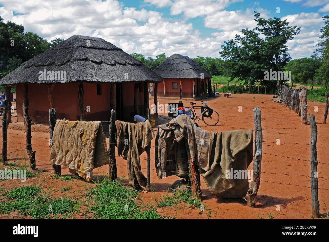 La vie quotidienne dans un village appartenant au groupe ethnique Matabele - ils appartiennent au peuple bantu (sécession de la tribu Zulu), pris le 02/19/2020 | usage dans le monde entier Banque D'Images