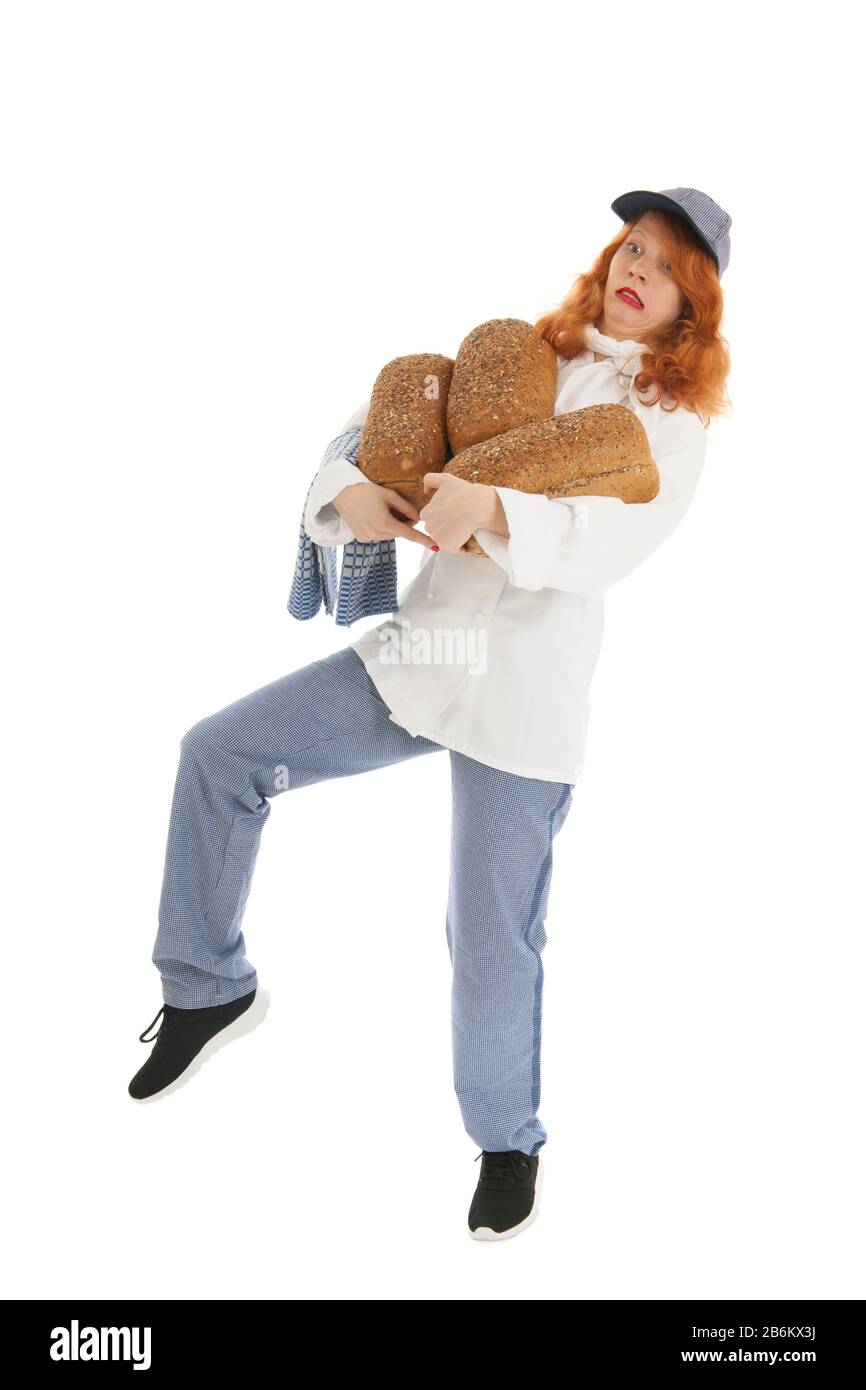 Chef boulanger féminin avec cheveux rouges et pain cuit isolé sur fond blanc Banque D'Images