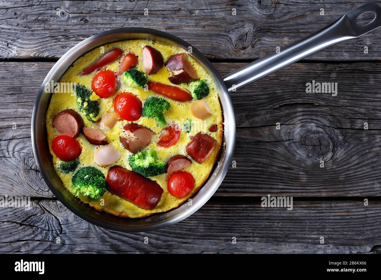 omelette ou frittata cuite au four avec saucisses, brocoli Banque D'Images