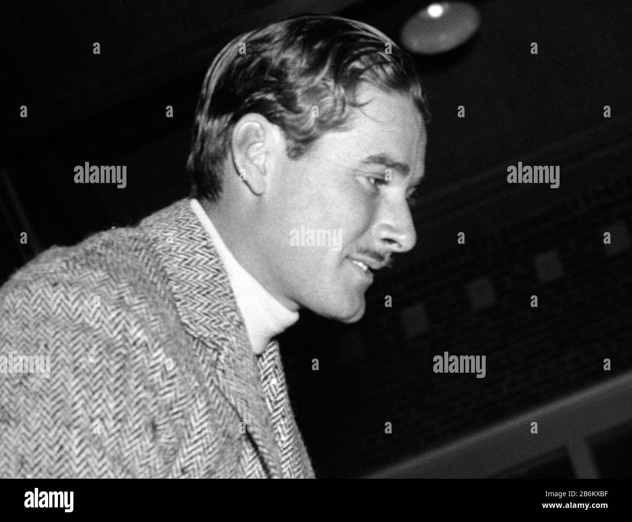 Photo ancienne de la Star du cinéma née en Australie Errol Flynn (1909 – 1959). La photo de Harris & Ewing a été prise le 25 janvier 1939 à un horseshow tenu à fort Myer, en Virginie, dans le cadre des célébrations d'anniversaire du président Franklin D Roosevelt. Banque D'Images