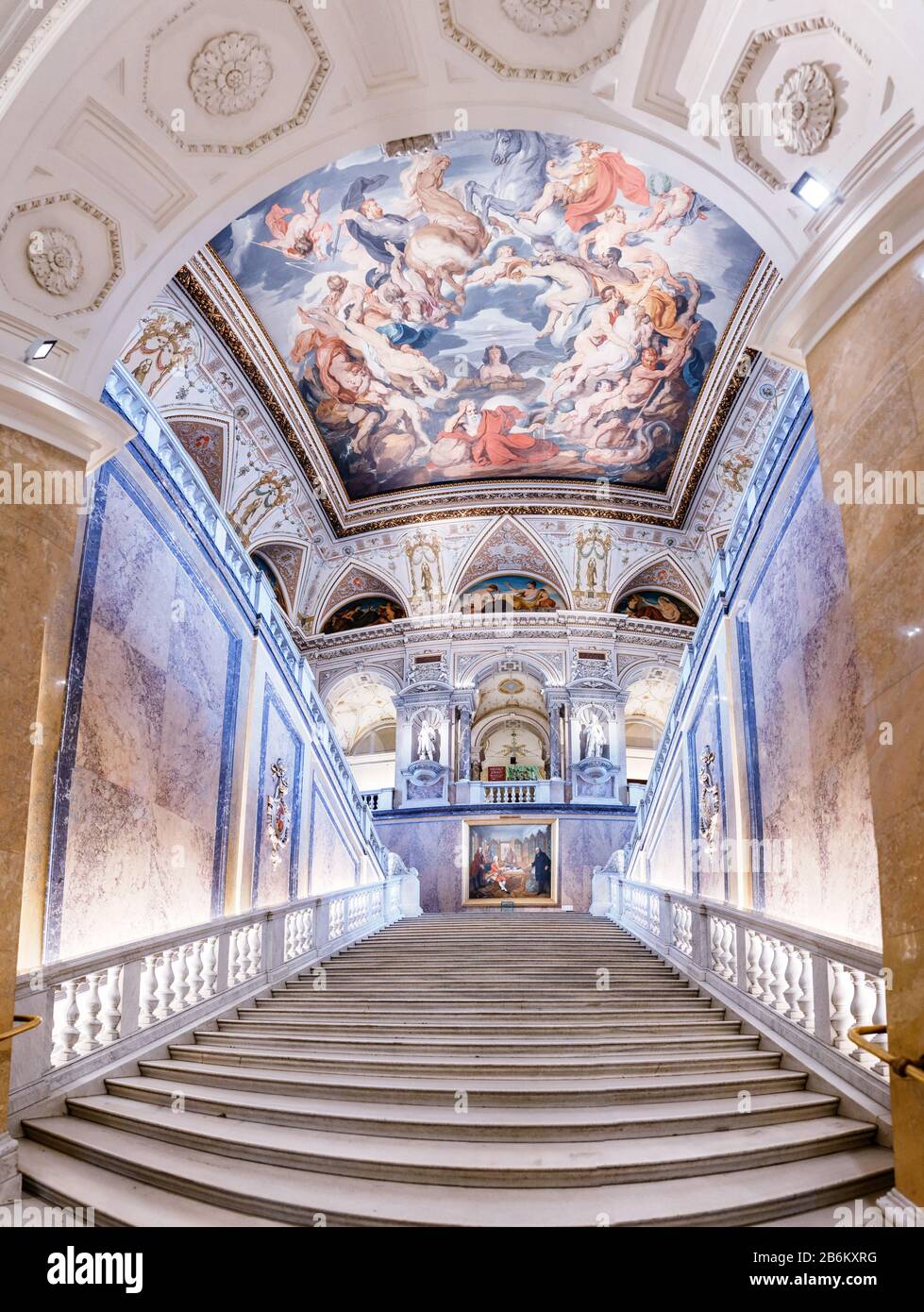 24 MARS 2017, VIENNE, MUSÉE D'HISTOIRE NATURELLE, AUTRICHE : intérieur du palais baroque avec un escalier chic dans le Musée d'Histoire naturelle Banque D'Images