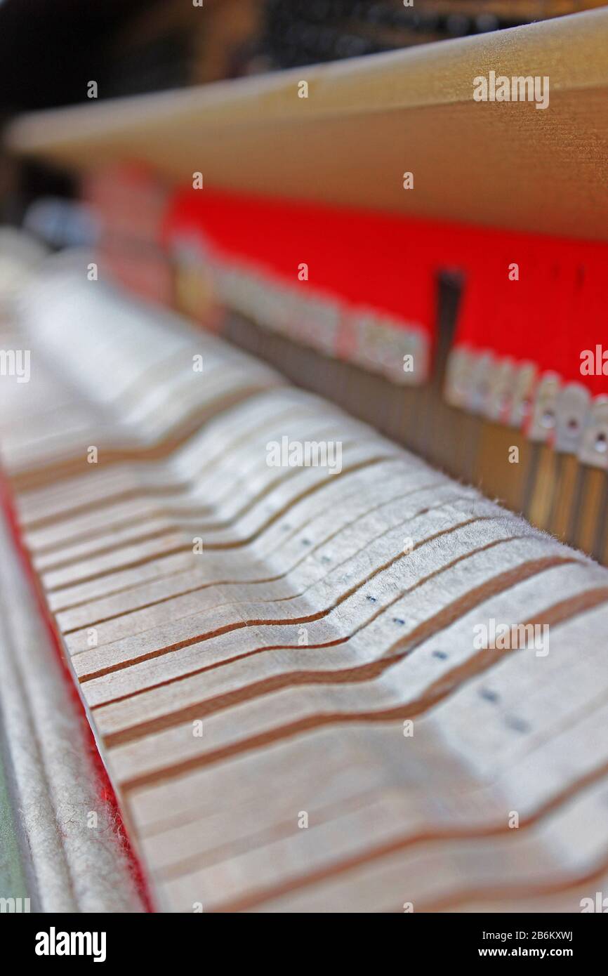 Piano classique rétro. Instrument de musique blanc. Les cordes métalliques du piano. Piano à l'intérieur. L'appareil est un instrument de musique de clavier. Banque D'Images