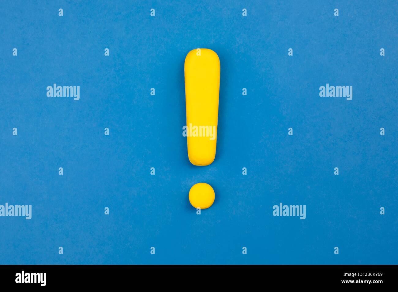 Point d'exclamation vif sur fond bleu. Avertissement, gardez le concept d'attention. Banque D'Images