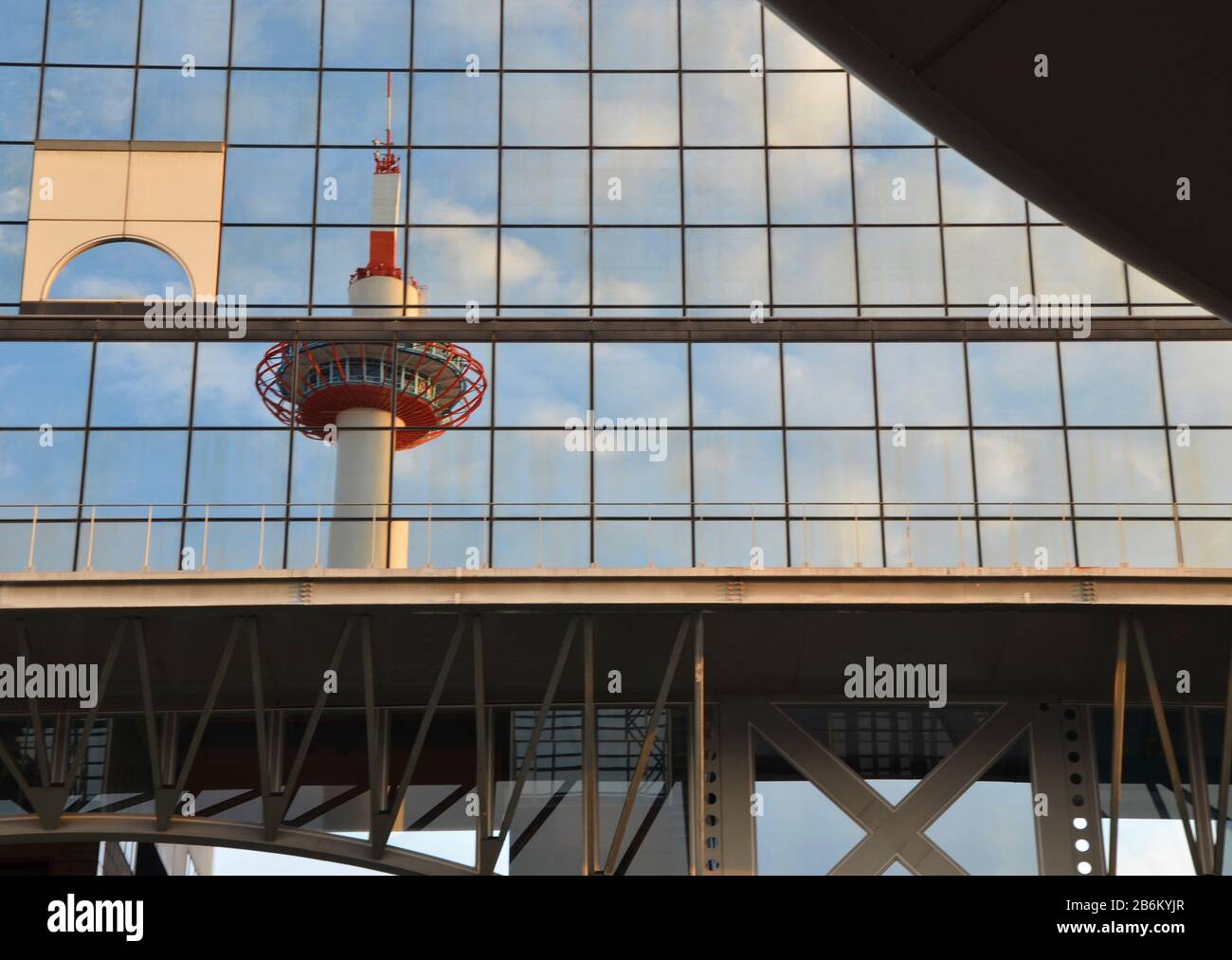 La tour de Kyoto se reflète dans la façade en verre Banque D'Images