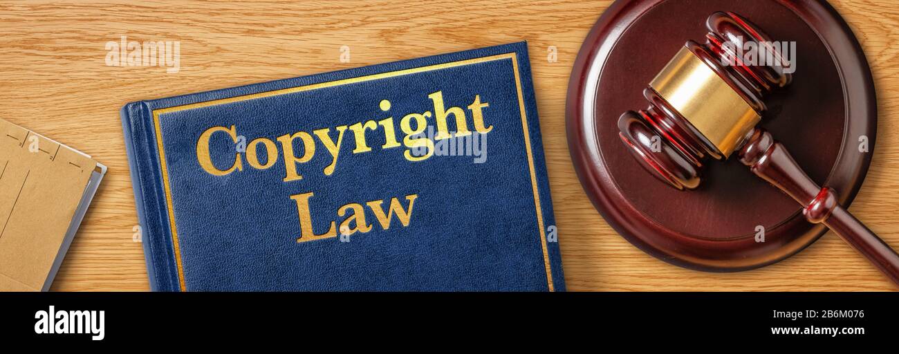 Un gavel avec un livre de droit - droit d'auteur Banque D'Images