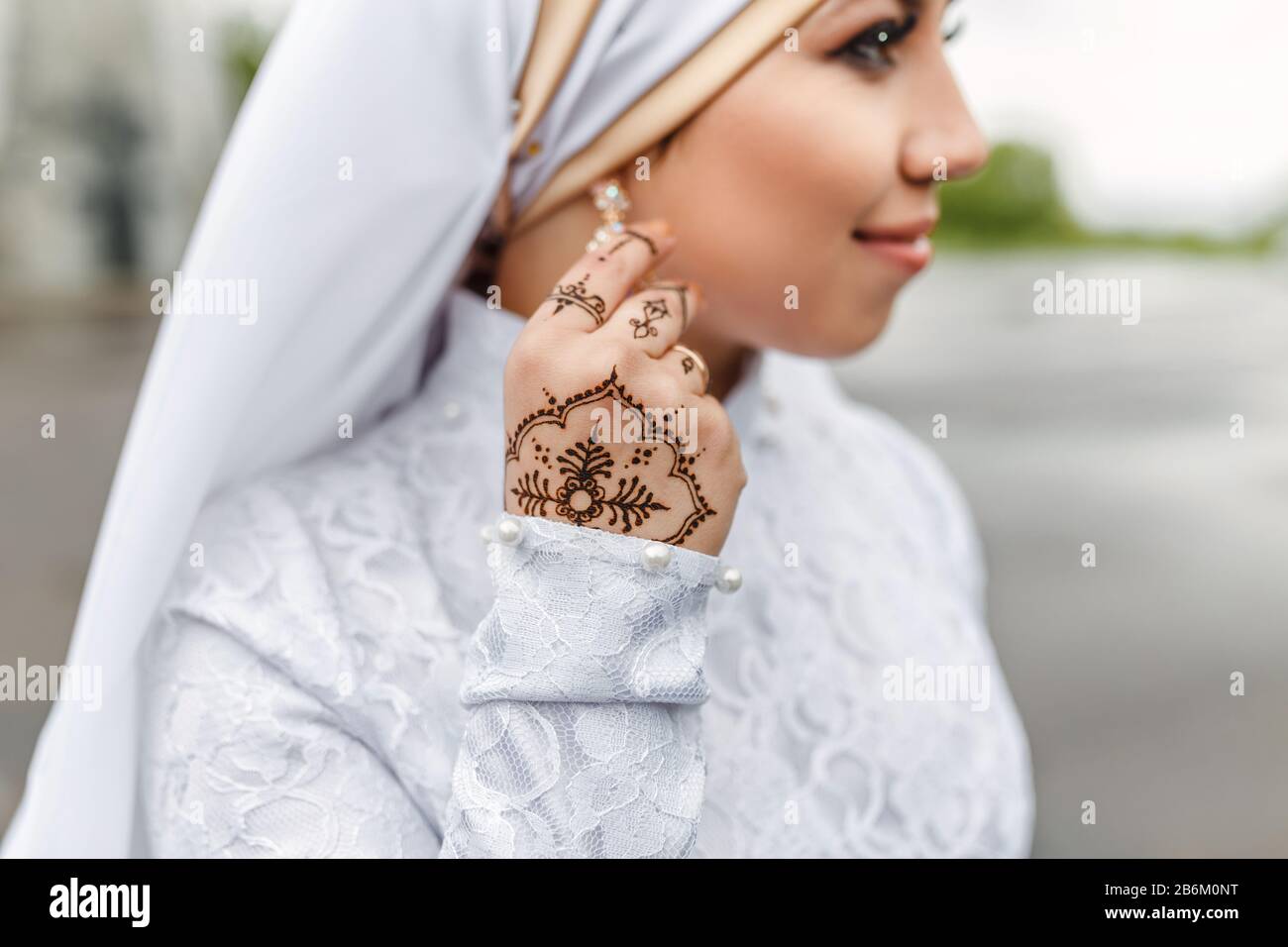 Charmante mariée musulmane arabe dans la robe de mariage nikah et le foulard  hijab, gros plan sur les bijoux et les boucles d'oreilles Photo Stock -  Alamy