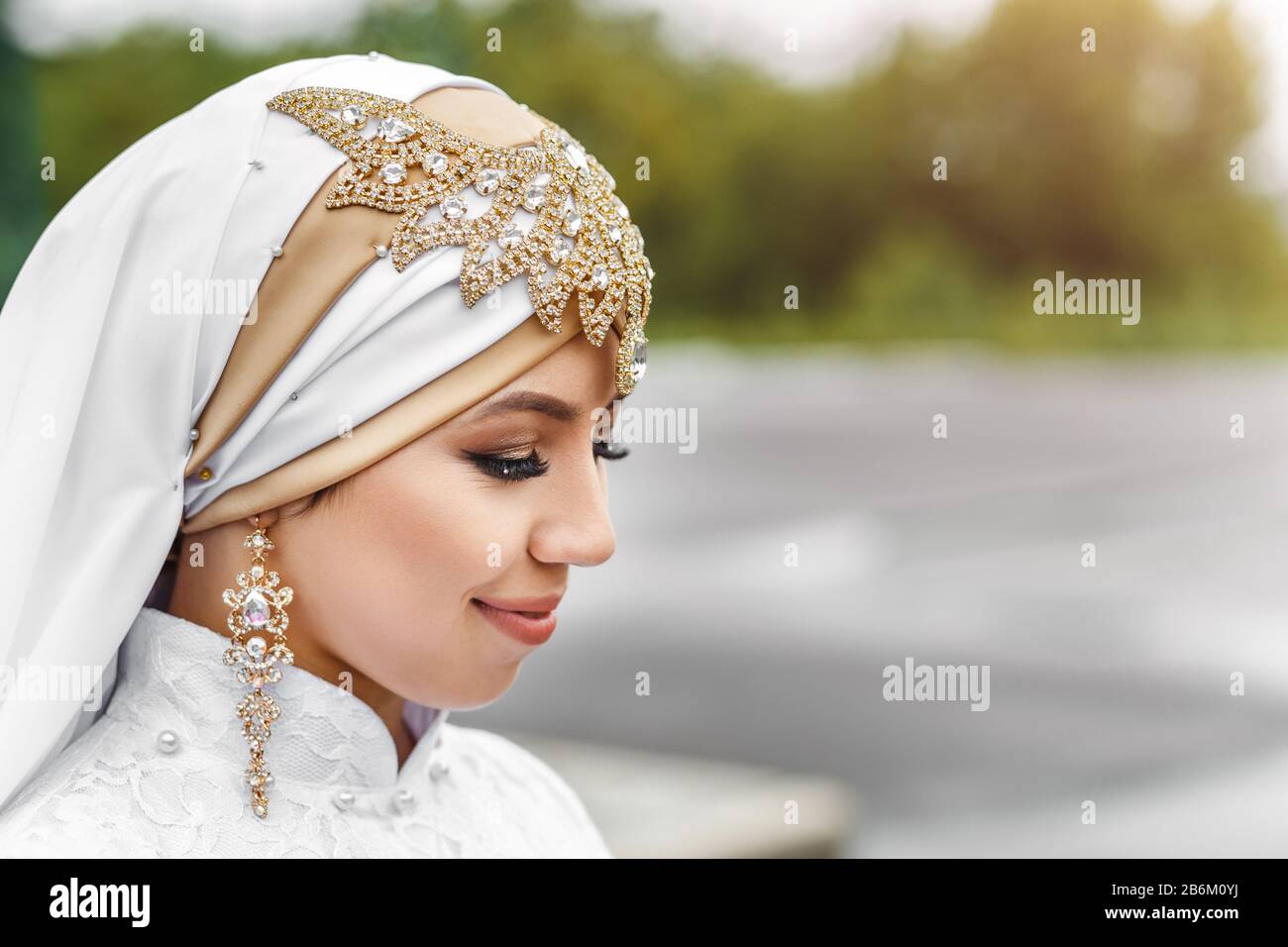 Charmante mariée musulmane arabe dans la robe de mariage nikah et le foulard  hijab, gros plan sur les bijoux et les boucles d'oreilles Photo Stock -  Alamy