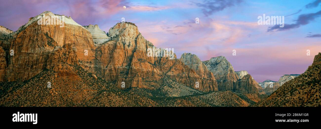 Vue à bas angle sur une chaîne de montagnes, The Sentinel, Zion National Park, Washington County, Utah, États-Unis Banque D'Images
