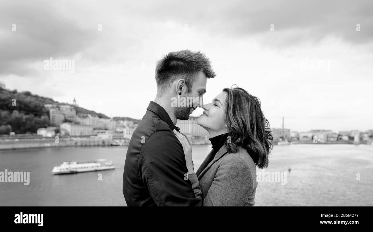 magnifique incroyable drôle amusant jeune couple (homme et femme) enjambant à l'extérieur près de la rivière sur fond de pont. Petite amie et petit ami. Famille, lov Banque D'Images