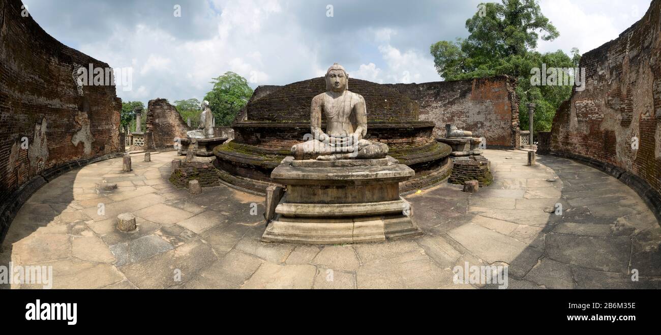 Intérieur de Polonnaruwa Vatadage probablement construit par le roi Nissankamalla 1187-1196 ce, Polonnaruwa, province du Centre Nord, Sri Lanka Banque D'Images