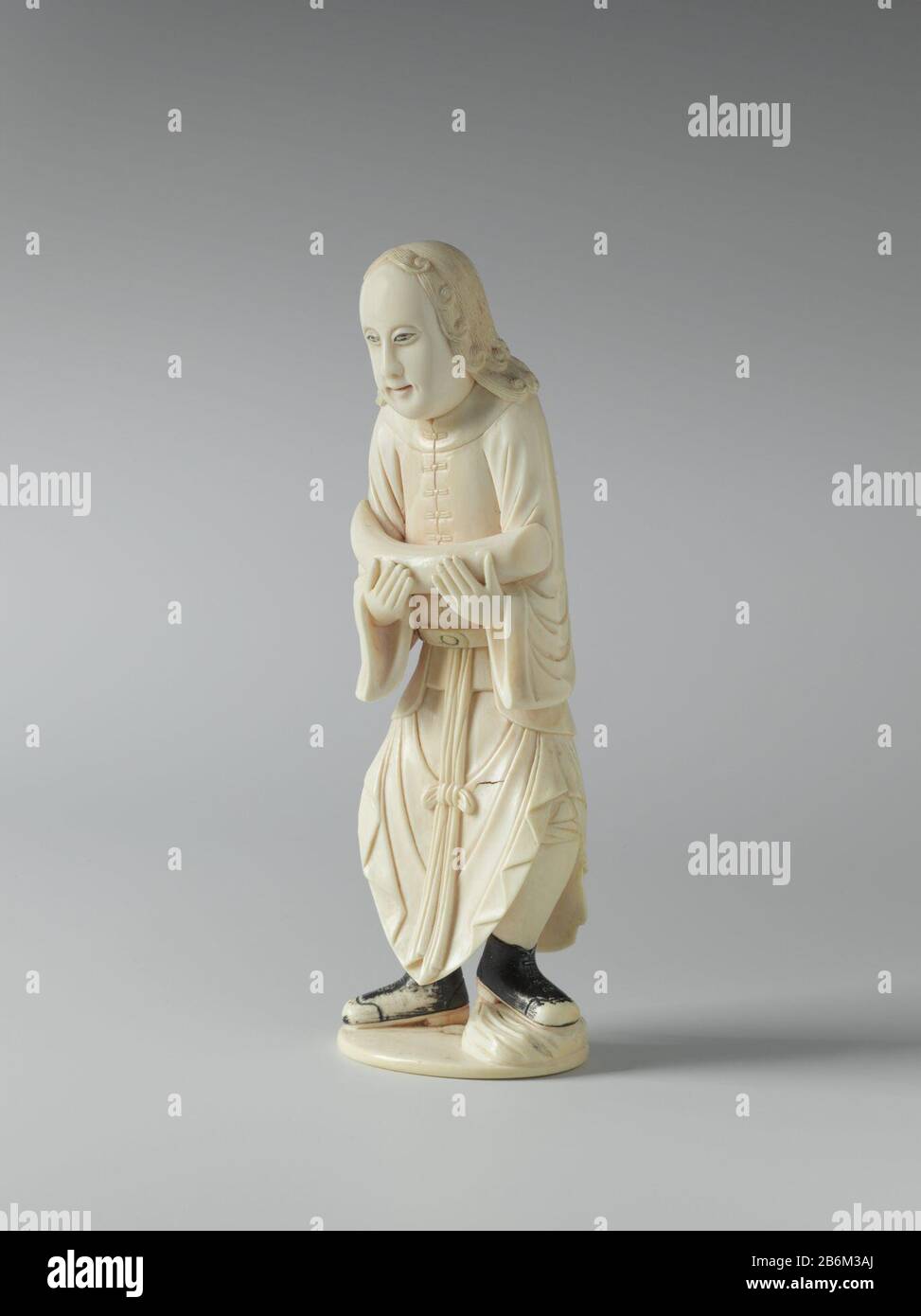 Europees figuur a rencontré een olifantstand als eerbetoon Figuur van een Europese tribuutbrenger Beeld van een man a rencontré krulluth haar, een lange jas en zware schoenen a rencontré hakken. Dans le zijn handen draagt hij een kleine olifantstand. Sporen van zwarte en rode polychromie. Fabricant : ivoorsnijder: AnoniemPlaats fabrication: Chine Dating: CA. 1725 - ca. 1775School / stijl: Qianlong-periode (1736-1795) kenmerken physique: Ivoor matériel: Ivoor Techniek: Snijden Dimensions: H 15,8 cm. × b 5,5 cm. × d 5,1 cm. Banque D'Images