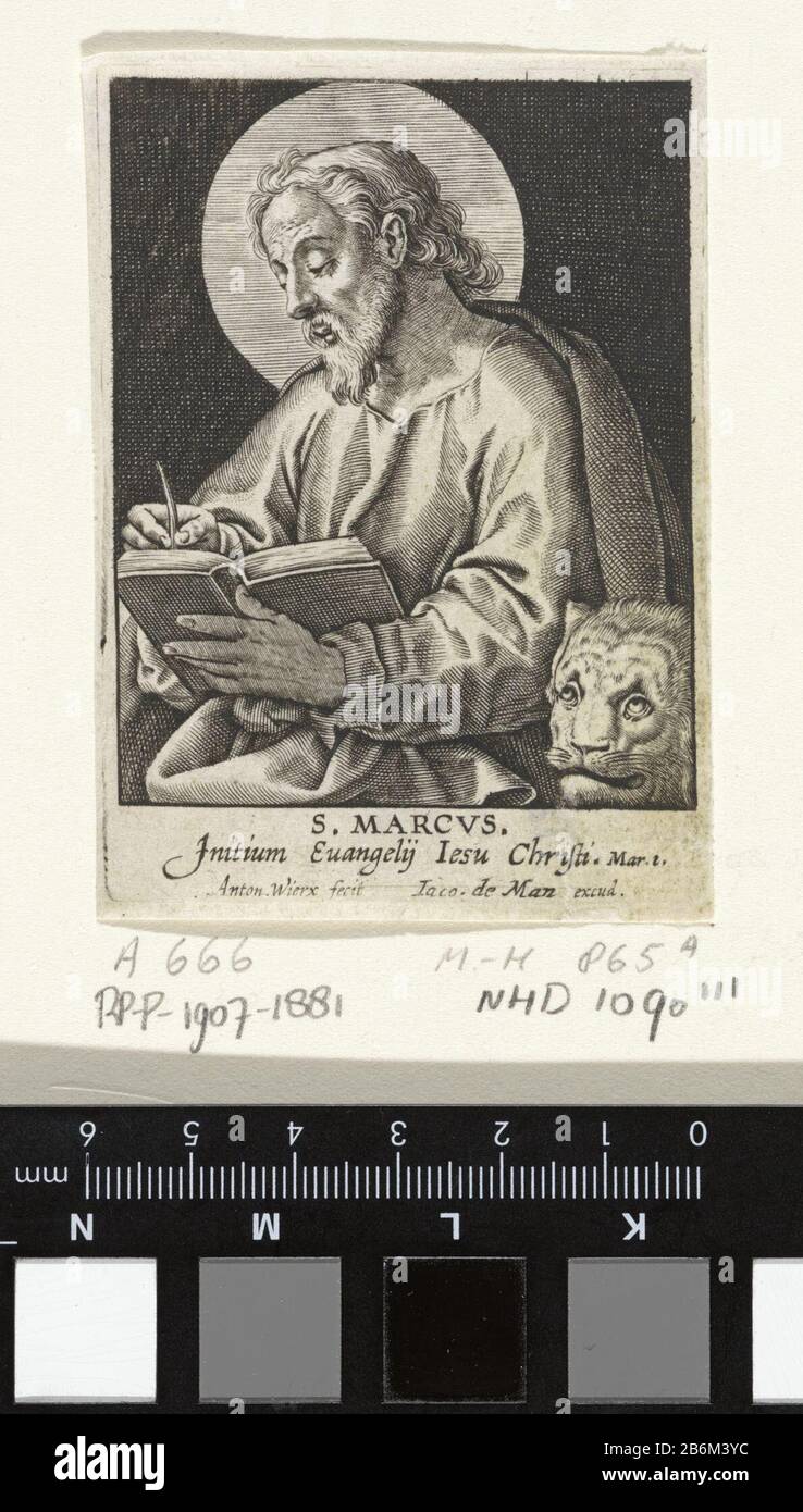 Evangelist Marcus S Marcvs (titre op object) Vier Evangelisten (servietitel) de l'évangéliste Marcus schrijft in zijn boek. Naast Hem zijn attribuut de leeuw. In de marge een Bijbelcitaat it Mar. 1 in het Latijn. Fabricant : Pentmaker: Antonie Wie: Rix (II) (vermeld op object)uitgever: Jacobus de Man (I) (vermeld op object)Plaats fabriquent: Antwerpen Dating: 1676 - 1719 kenmerken physique: Gravire matériau: Papier Techniek: Graveren (drukprocedé) Dimensions: Platrb et: 1,59 mm × 81 Mm × 59 Mm (H: Saint Marc l'évangéliste qui écrit l'Évangile, habituellement un lion (ailé) présent Banque D'Images
