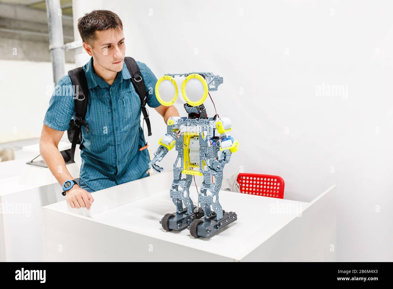 un ingénieur étudiant développe des robots et de l'intelligence artificielle en laboratoire scientifique Banque D'Images