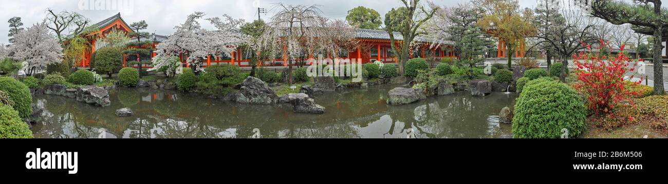 Reflet des arbres dans l'étang du temple de Sanjusangen-do, district de Higashiyama, Kyoto, préfecture de Kyoto, Japon Banque D'Images