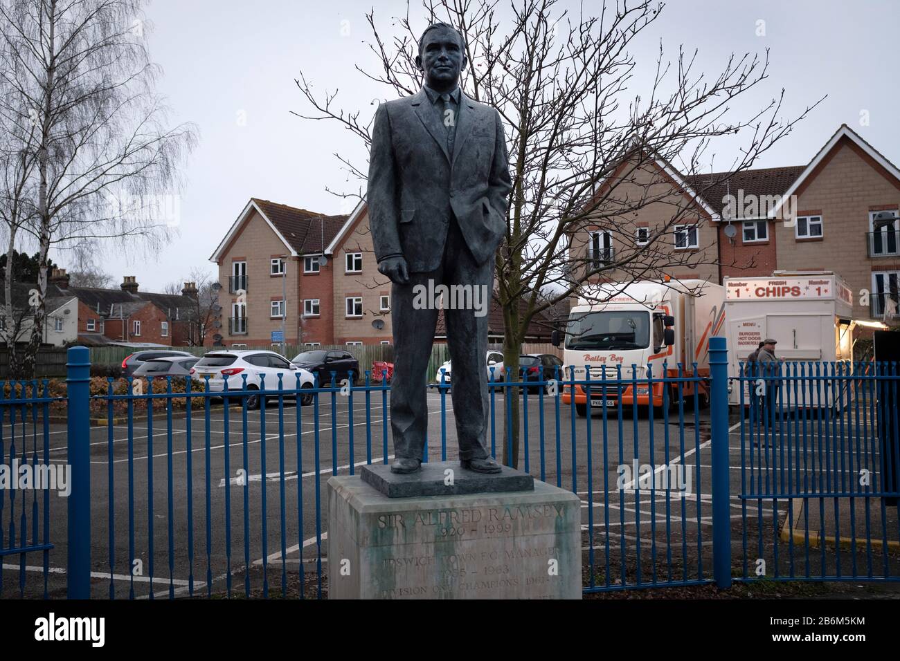 La statue de l'ancien Manager Sir Alf Ramsey regarde le stade après que Ipswich Town a joué Oxford United dans un présentoir SkyBet League One à Portman Road. Les deux équipes étaient en conflit pour la promotion lorsque la saison est entrée dans ses derniers mois. Les visiteurs ont remporté le match 1-0 par un but Matty Taylor de 44 e minute, regardé par une foule de 19 363. Banque D'Images