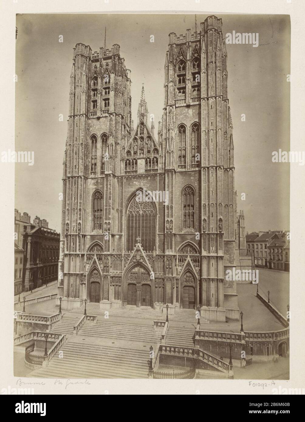 Extérieur van de Kathedraal van Sint-Michiel en Sint-Goedele à Bruxelles partie de l'album de Voyage avec des photos de vu que: Conditions en Belgique et Frankrijk. Fabricant : Photographe : fabrication de localisation anonyme: Brussels Dating: CA. 1880 - env. 1900 Caractéristiques physiques: Albumen matériel d'impression: Papier photo papier, carton technique: Albumine dimensions de pression: Photo: H 254 mm × W 192 mm Sujet: Église (extérieur) parties de l'église extérieur et annexes: Tour où brussel St. Michael et St -Goedelekhedraal Banque D'Images