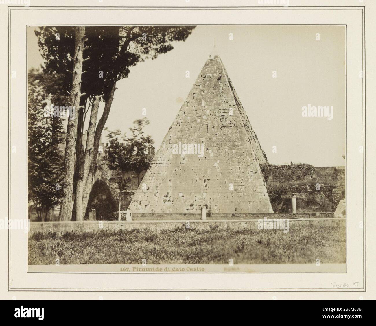 Extérieur van de Piramide van Cestius à Rome Piramide di Caio Cestio ROMA (objet titel op) partie de l'album de voyage avec des photos de vu que: Conditions en Italie (partie I) . Fabricant : Photographe: Fabrication anonyme: Rome Date: CA. 1865 - ca. 1890 Caractéristiques physiques: Albumen matériel d'impression: Papier photo technique: Albumen dimensions d'impression: Photo: H 190 mm × W 246 mm Sujet: Pyramide (forme historique de tombe) Où Rome Pyramid of Cestius Banque D'Images