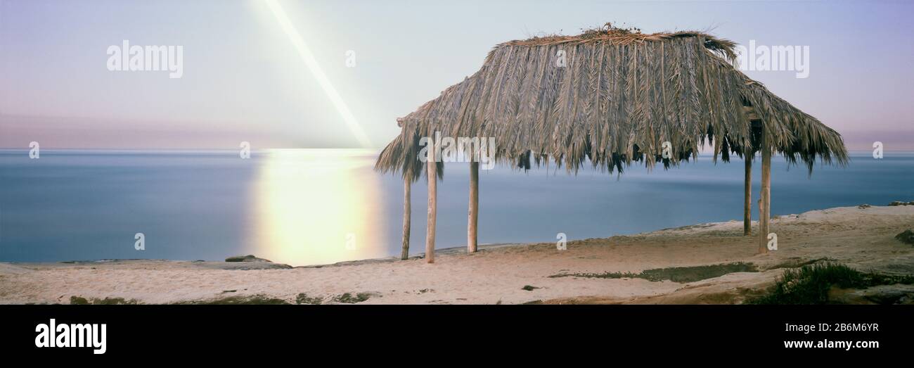 Toit de chaume sur la plage, Windansea Beach, la Jolla, San Diego, San Diego County, Californie, États-Unis Banque D'Images