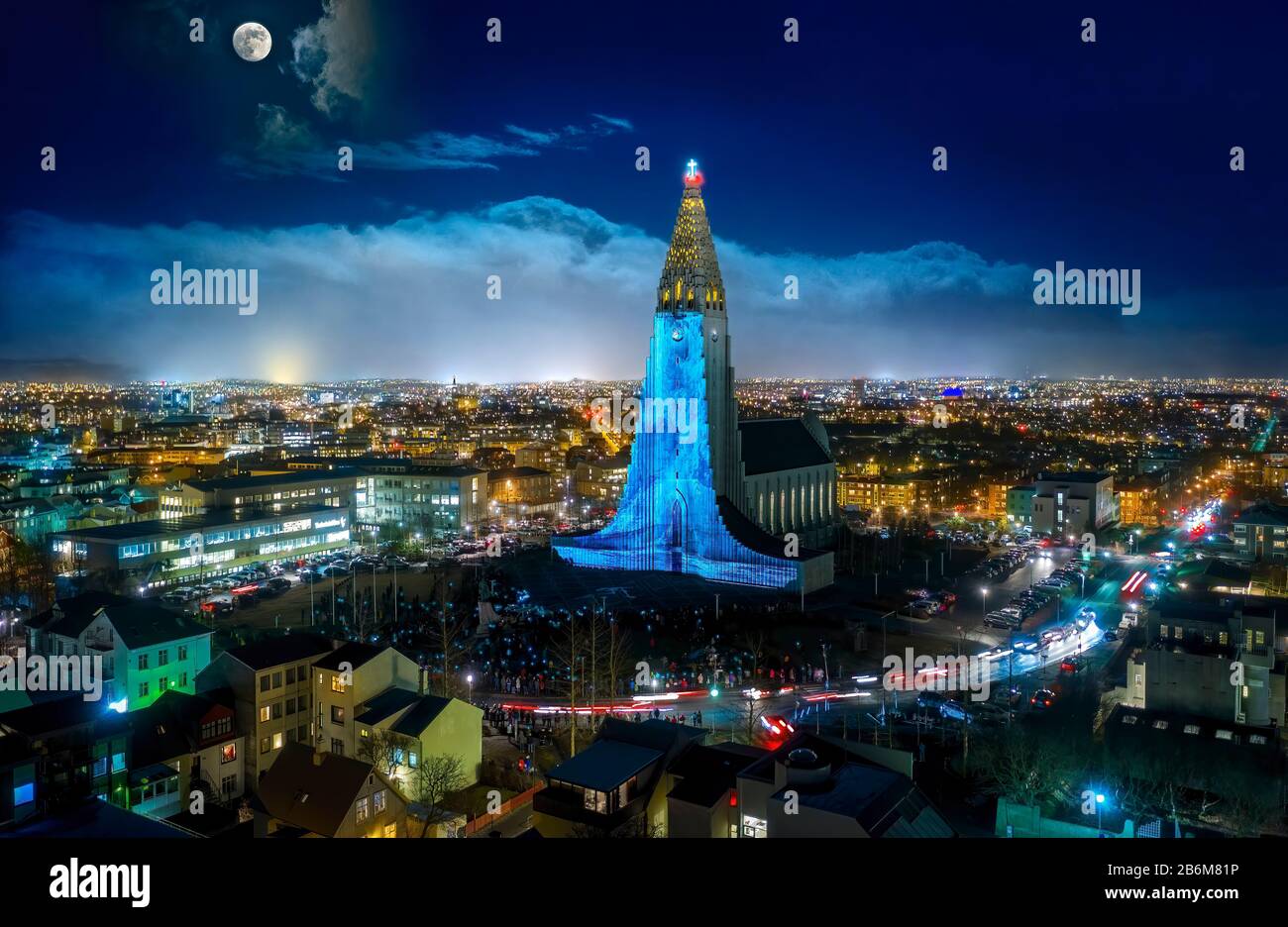 Hallgrimskirkja, Reykjavik, Islande. Spectacle de lumière sur l'église, illustrant un glacier pour le festival annuel de lumières d'hiver. Banque D'Images