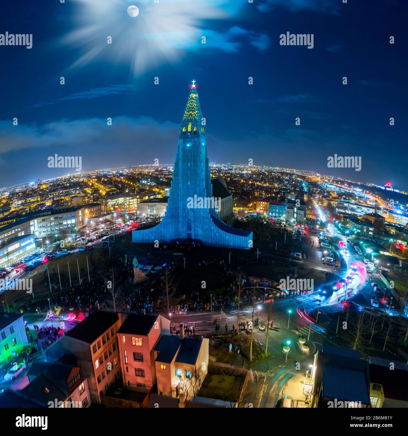 Hallgrimskirkja, Reykjavik, Islande. Spectacle de lumière sur l'église, illustrant un glacier pour le festival annuel de lumières d'hiver. Banque D'Images