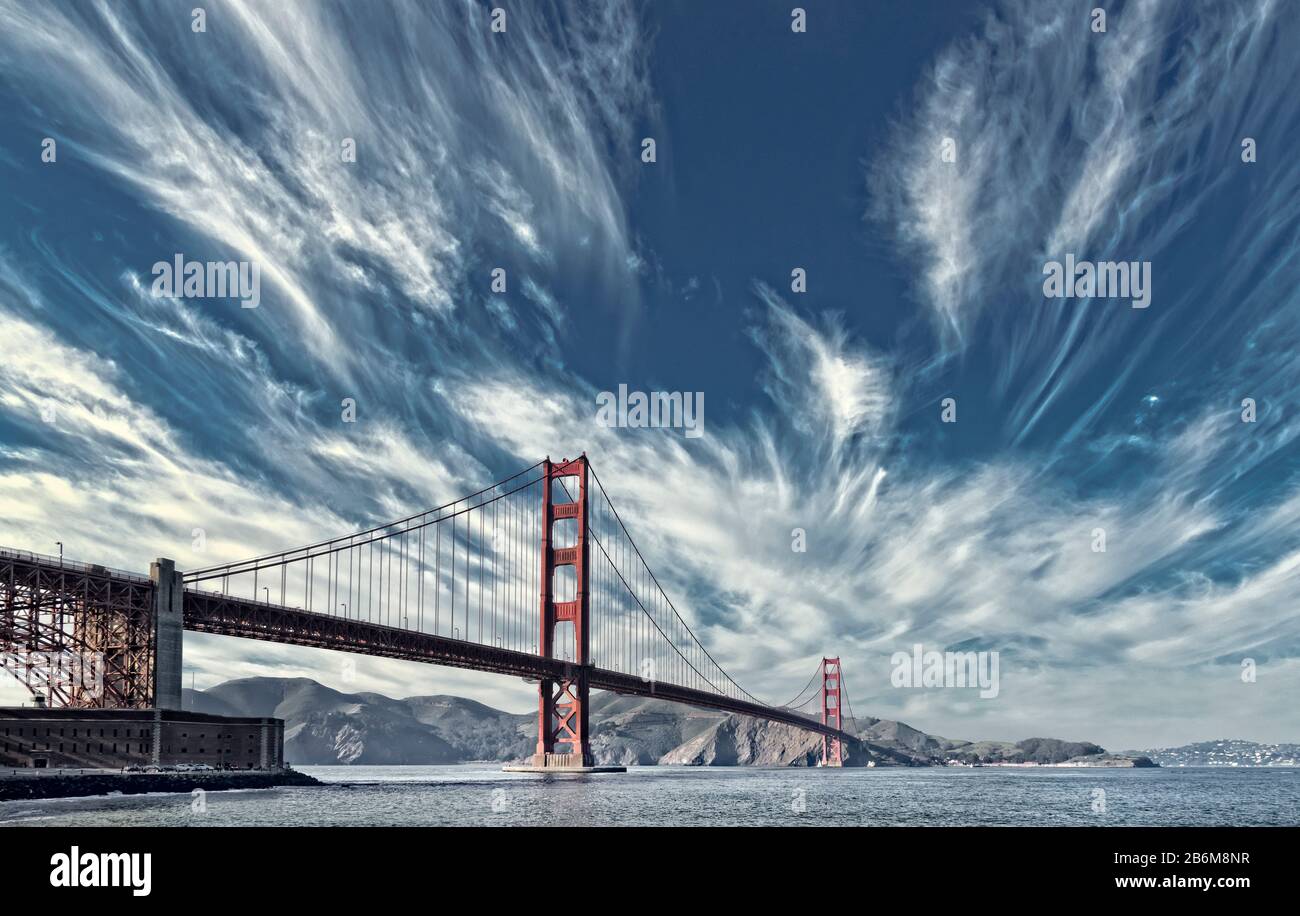 Pont suspendu au-dessus de l'océan Pacifique, Golden Gate Bridge, San Francisco Bay, San Francisco, Californie, États-Unis Banque D'Images