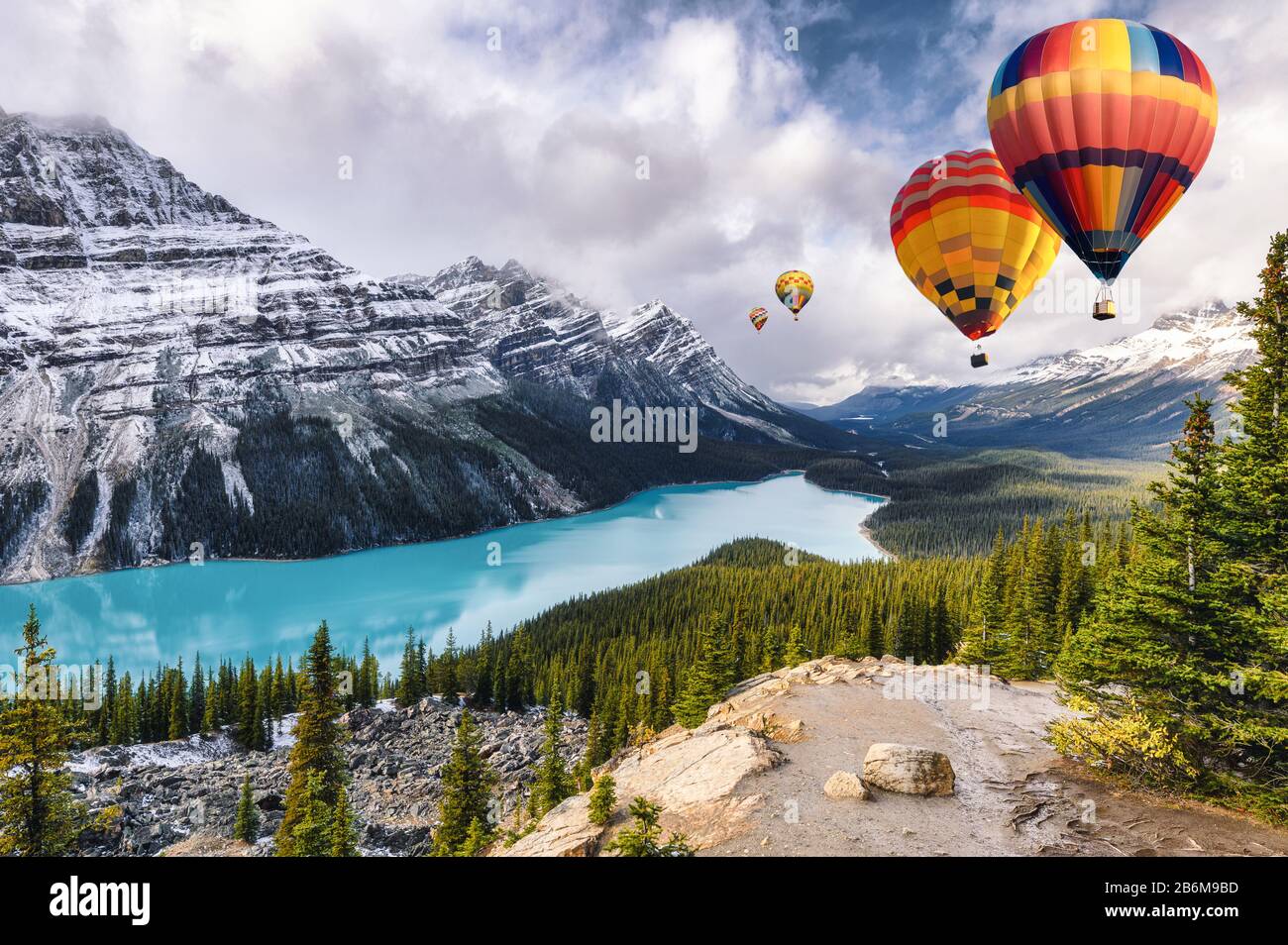 Les ballons à air chaud qui volent sur le lac Peyto ressemblent au renard  du parc national Banff au Canada Photo Stock - Alamy