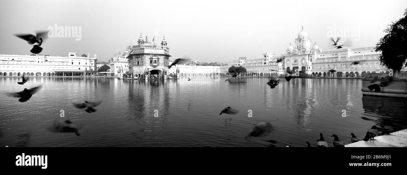 Reflet d'un temple dans un lac, Temple d'Or, Amritsar, Punjab, Inde Banque D'Images