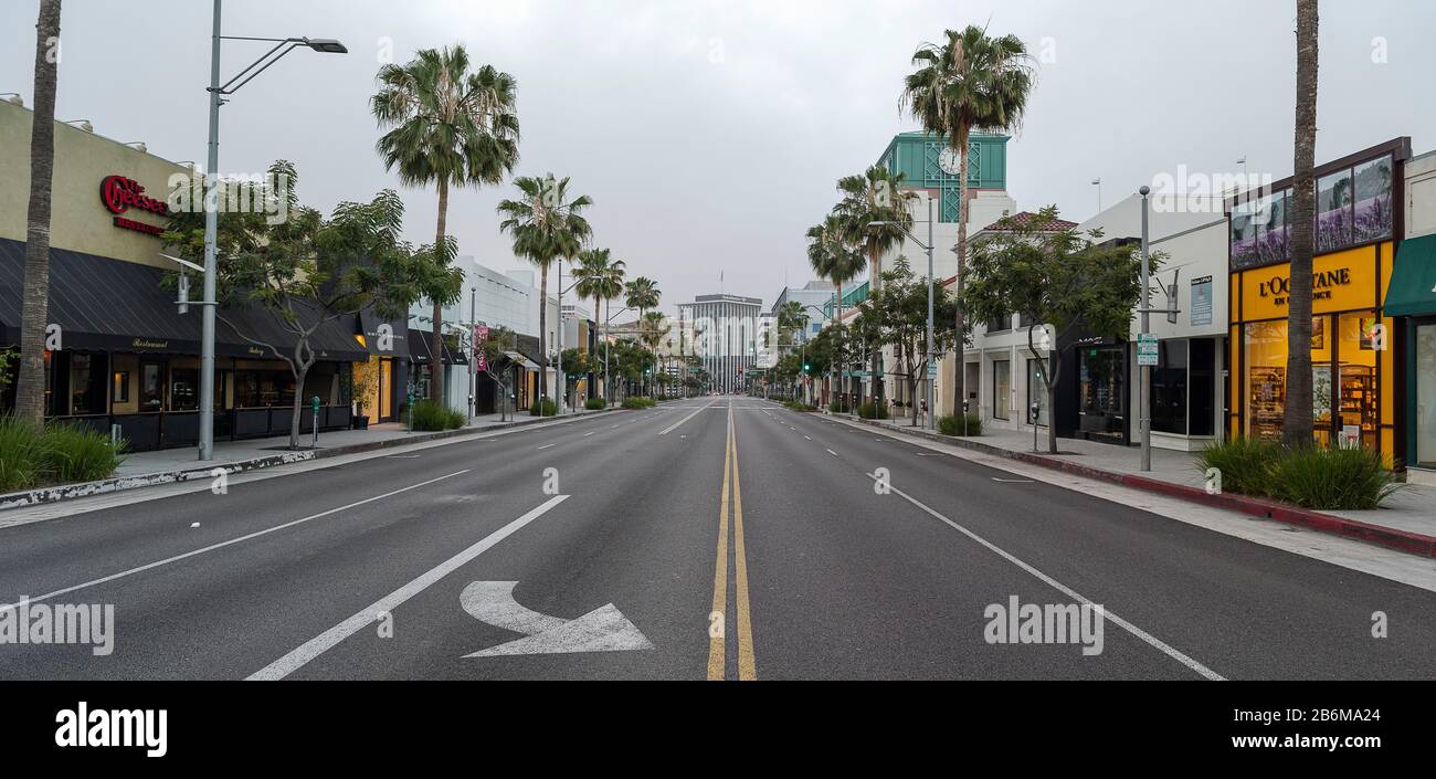 Magasins au bord de la route dans une ville, Beverly Drive, Brighton Way, Beverly Hills Business Triangle, Beverly Hills, Los Angeles County, Californie, États-Unis Banque D'Images