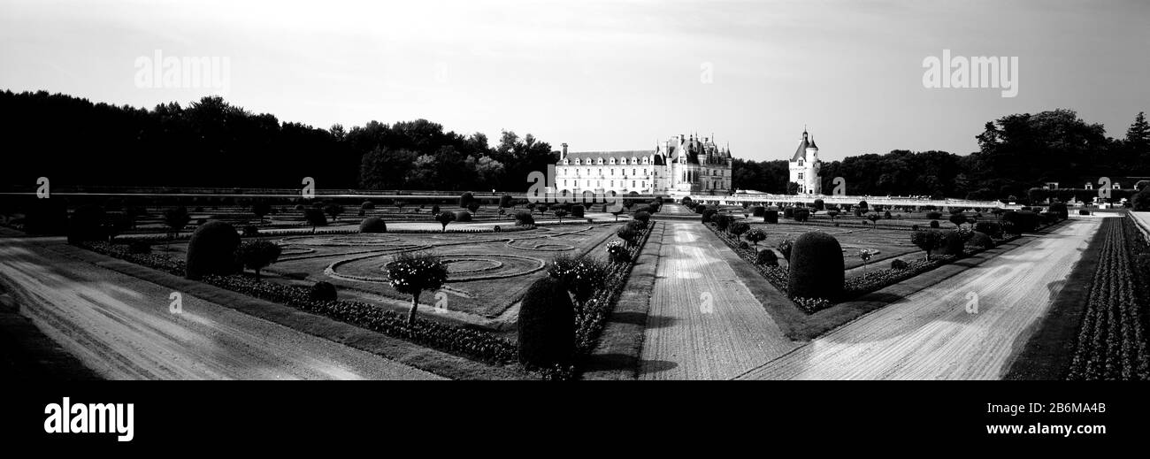 Jardin formel en face d'un château, Château de Chenonceaux, Vallée de la Loire, France Banque D'Images