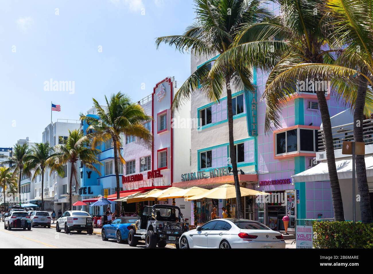 Une rangée d'hôtels de style Art déco à côté d'Ocean Drive, South Beach, Miami Beach, Floride, États-Unis. Banque D'Images