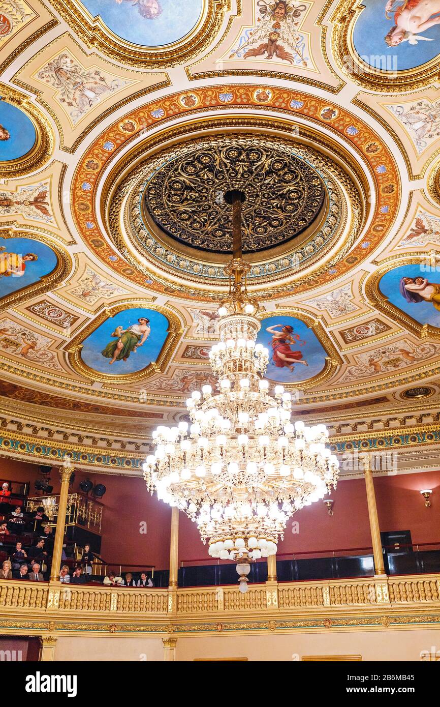 03 DÉCEMBRE 2017, PRAGUE, RÉPUBLIQUE TCHÈQUE: L'intérieur du théâtre national de Prague avec un lustre luxueux Banque D'Images