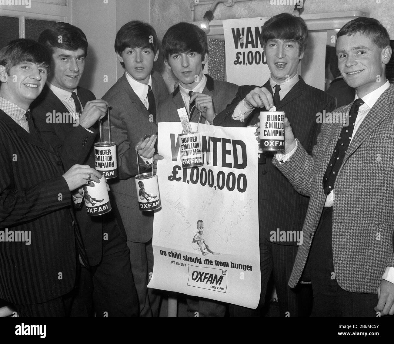 The Beatles - Ringo Starr (à l'extrême gauche), Paul McCartney, George Harrison et John Lennon - Abonnez-vous à la collection réalisée par Jeffrey Archer (à l'extrême droite) et Nicholas Lloyd (rédacteur en chef Express, à la 2ème gauche) pour le Comité d'Oxford pour le soulagement de la famine (Oxfam). La collection a été faite dans leur dressing pendant un intervalle de leur spectacle de Liverpool. Banque D'Images