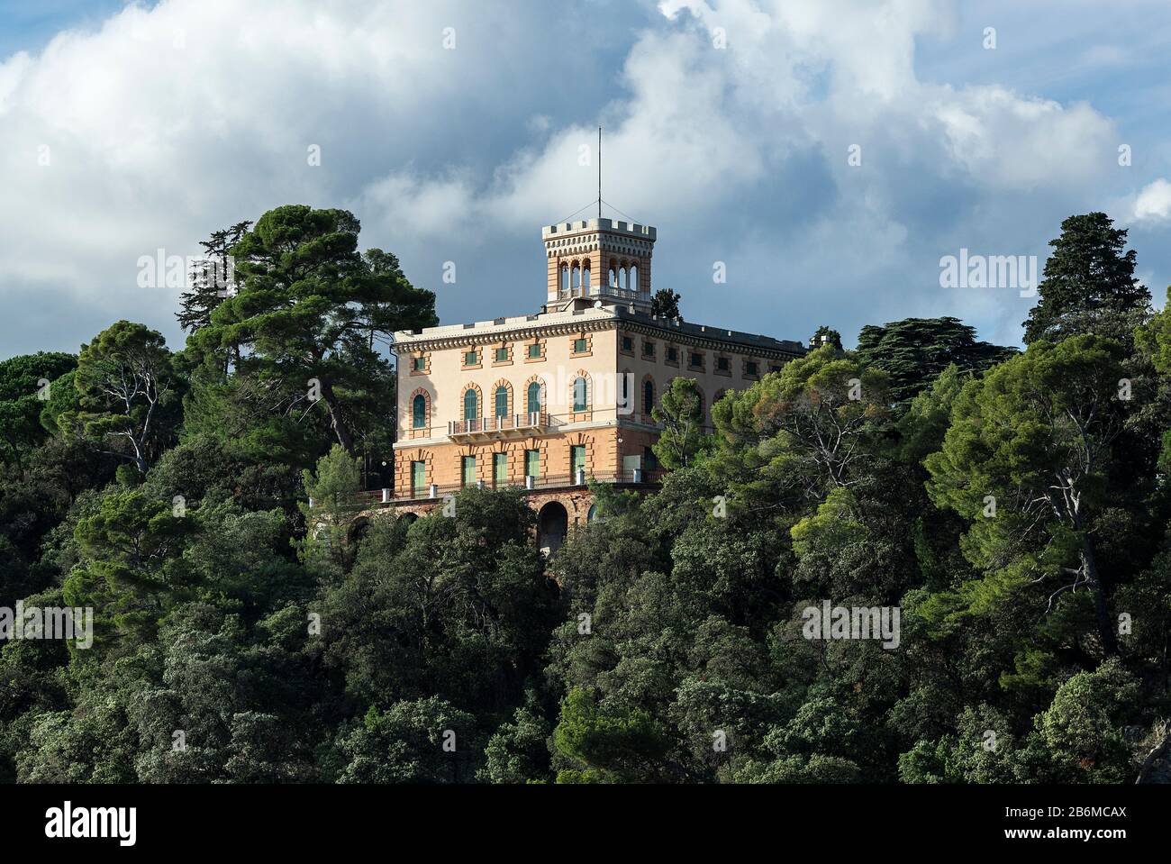 Maison à flanc de colline surplombant la mer Ligurienne. Banque D'Images
