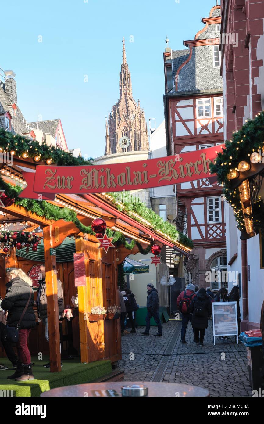 Europe, Allemagne , Francfort marché de Noël dans la nouvelle vieille ville, beaucoup de visiteurs apprécient, maisons anciennes à colombages à la Römer, Nouvelle ville de Francfort Banque D'Images