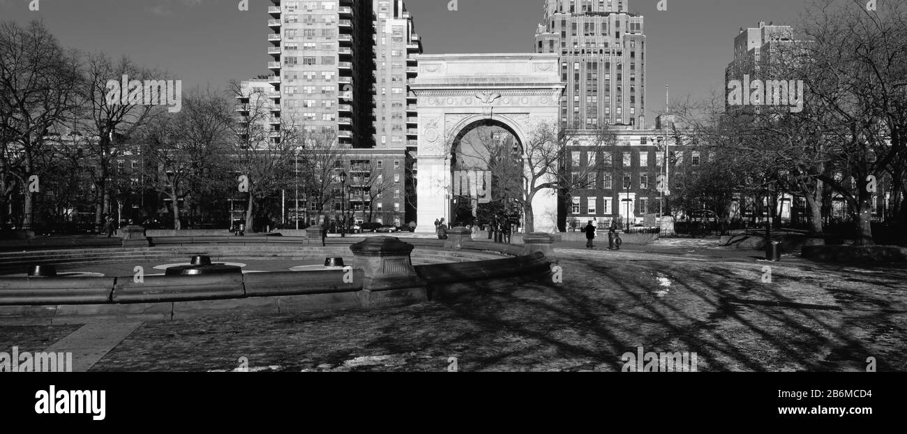 Arbres devant un bâtiment, Washington Square Arch, Washington Square Park, Manhattan, New York City, New York State, États-Unis Banque D'Images