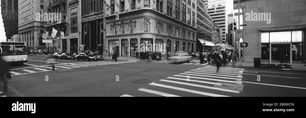 Route traversant les bâtiments, Fifth Avenue, Manhattan, New York City, New York State, États-Unis Banque D'Images
