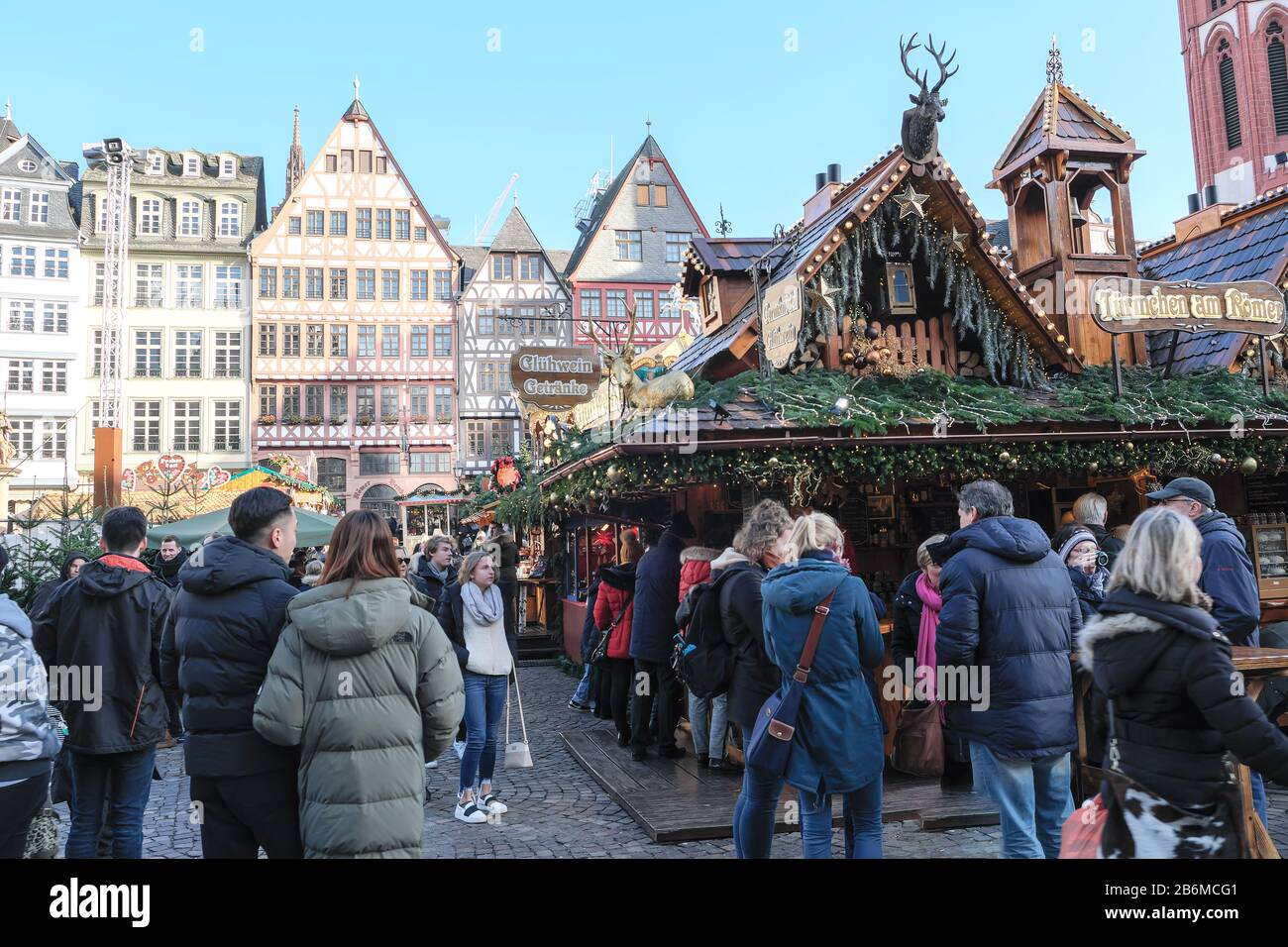 Europe, Allemagne , Francfort marché de Noël dans la nouvelle vieille ville, beaucoup de visiteurs apprécient, maisons anciennes à colombages à la Römer, Nouvelle ville de Francfort Banque D'Images