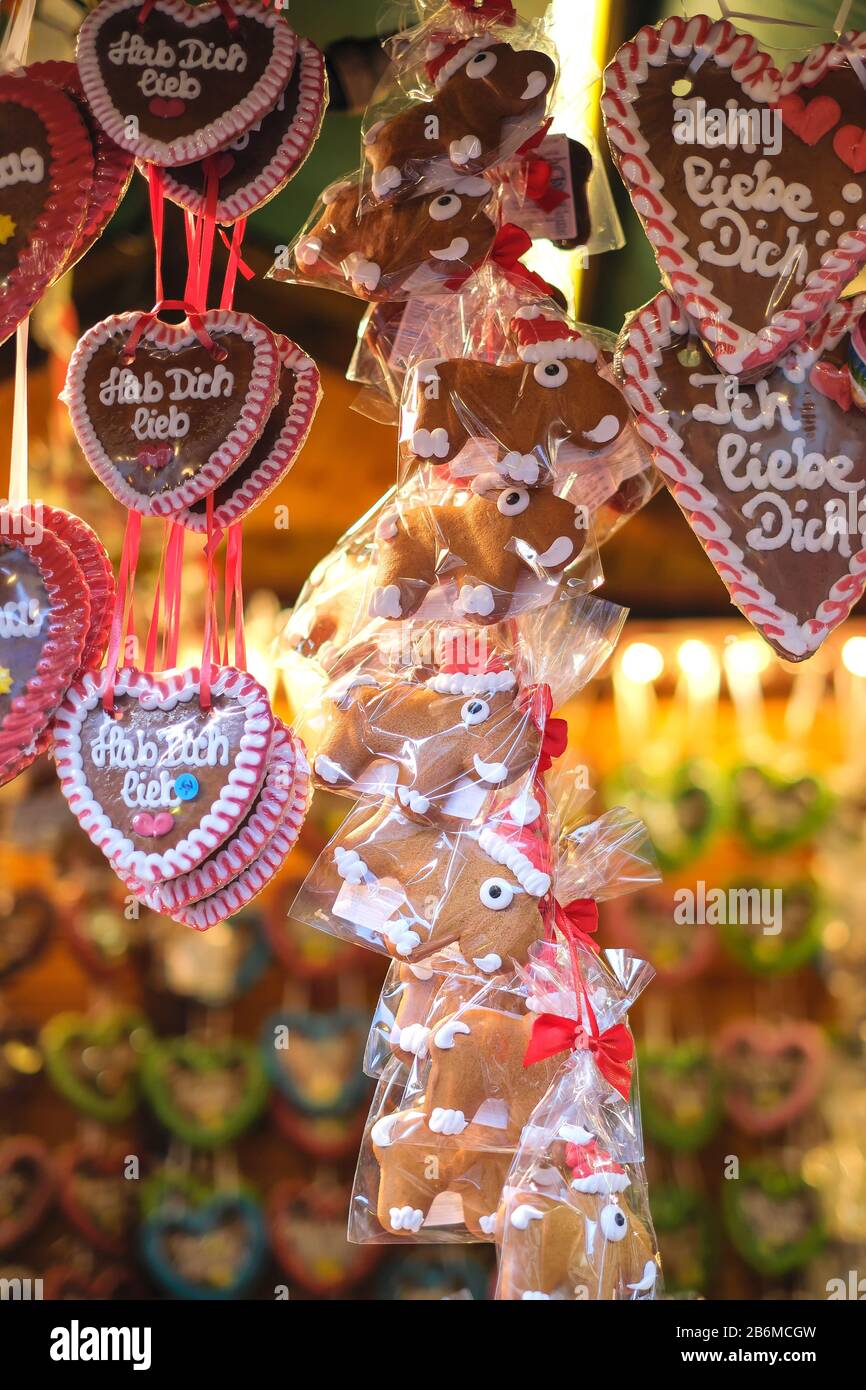 Europe, Allemagne, Rhin-Main, Francfort, Francfort-sur-le-Main marché de Noël dans la nouvelle vieille ville, une boutique de bonbons avec des friandises colorées Banque D'Images