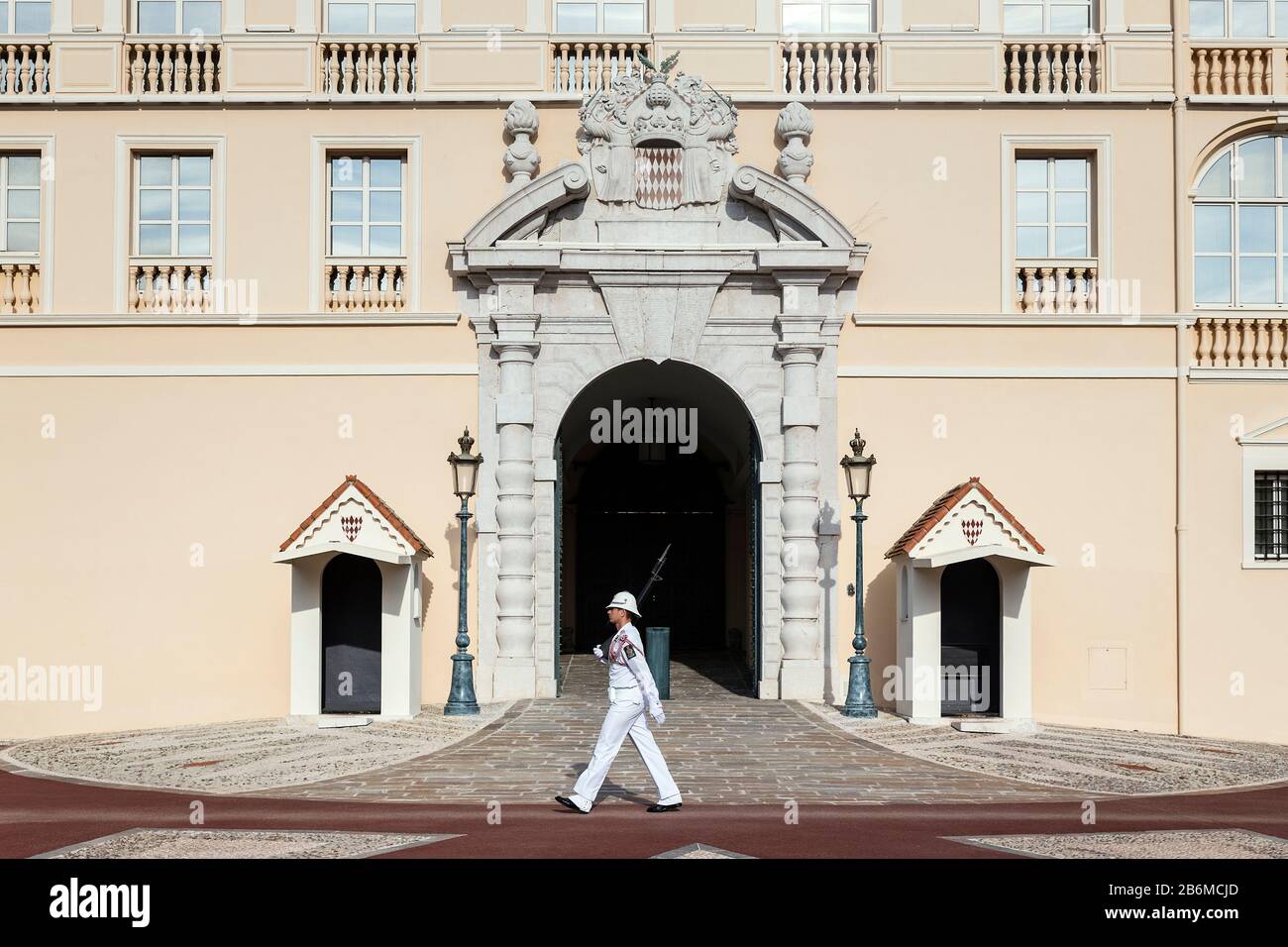 Garde de Cérimonial à la porte du Palais de Monaco. Banque D'Images