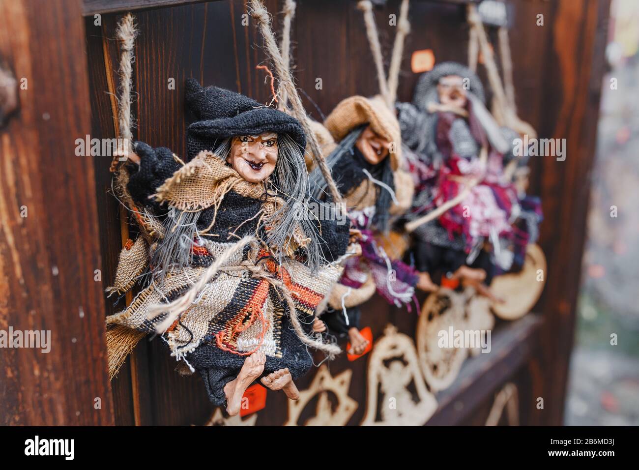 Figurine sorcière suspendue en tissu orchidée et noir avec bâton