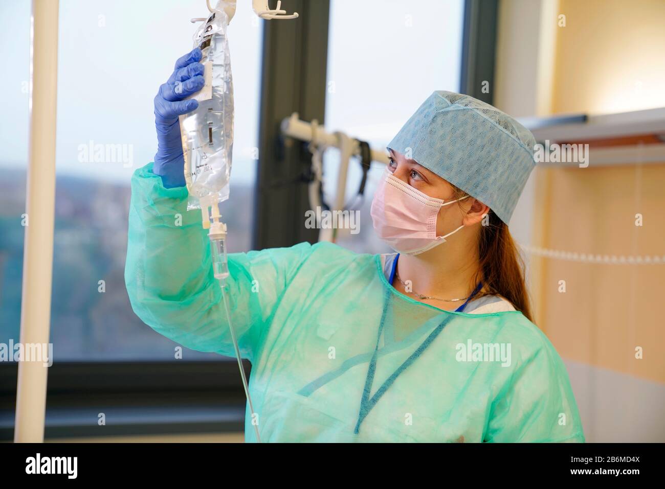 Infirmière en service infectieux à l'hôpital en infusion, Karlovy Vary, République tchèque, Europe Banque D'Images